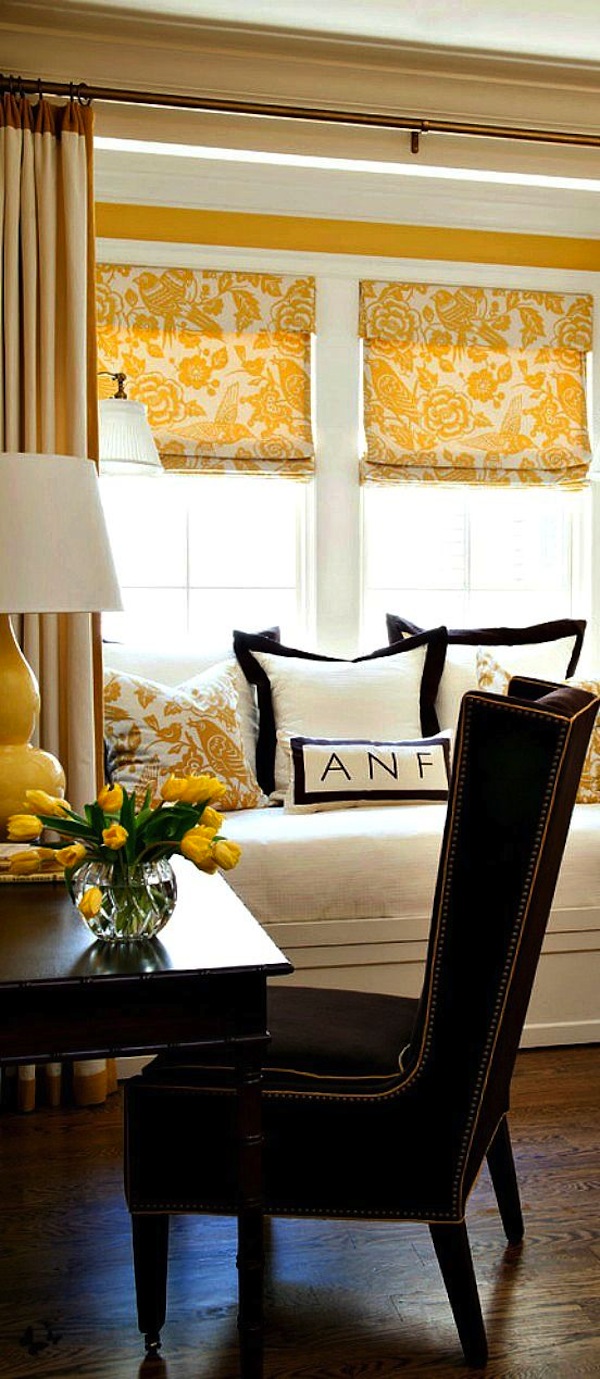 black_chair_yellow_accessories