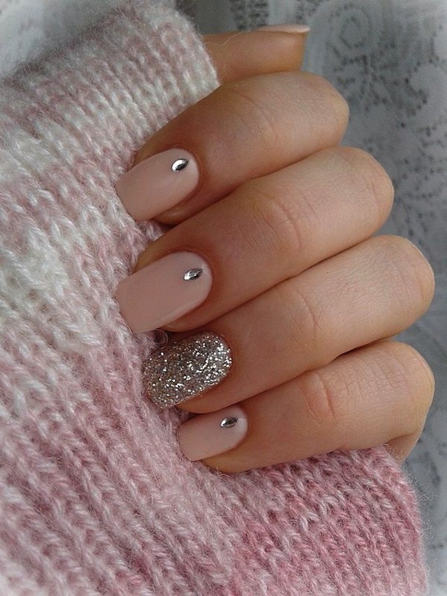 nude_and_silver_nail_design