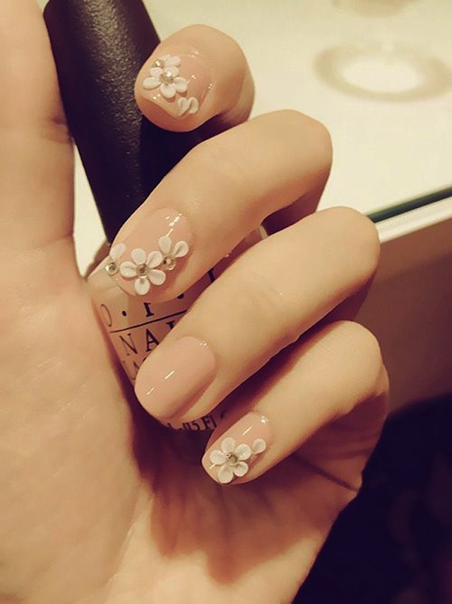 nude_nails_floral_appliques