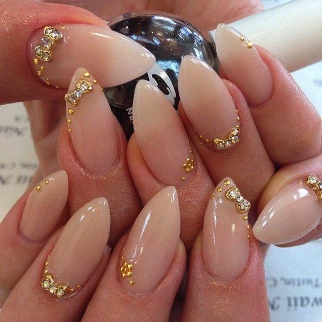 nude_nails_gold_accents