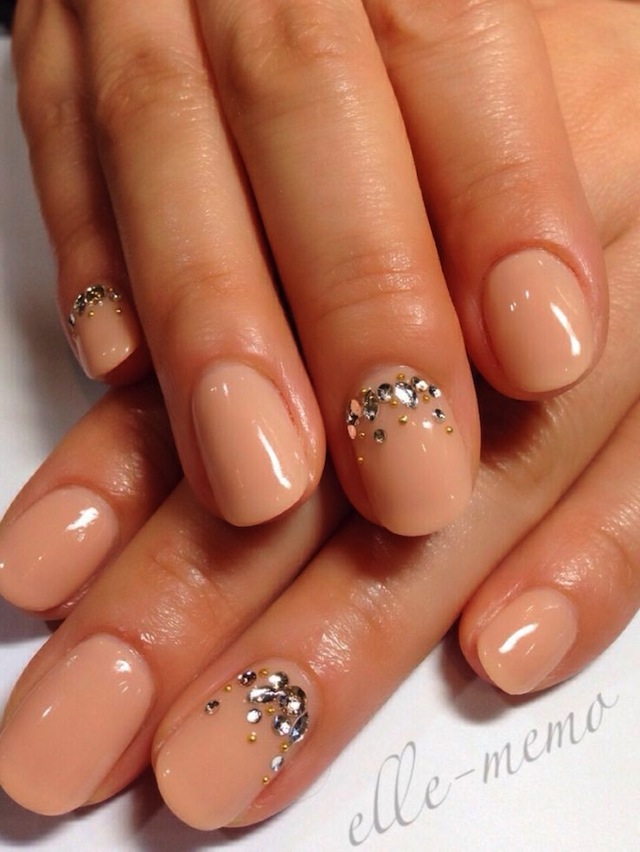 nude_nails_rhinestone_design