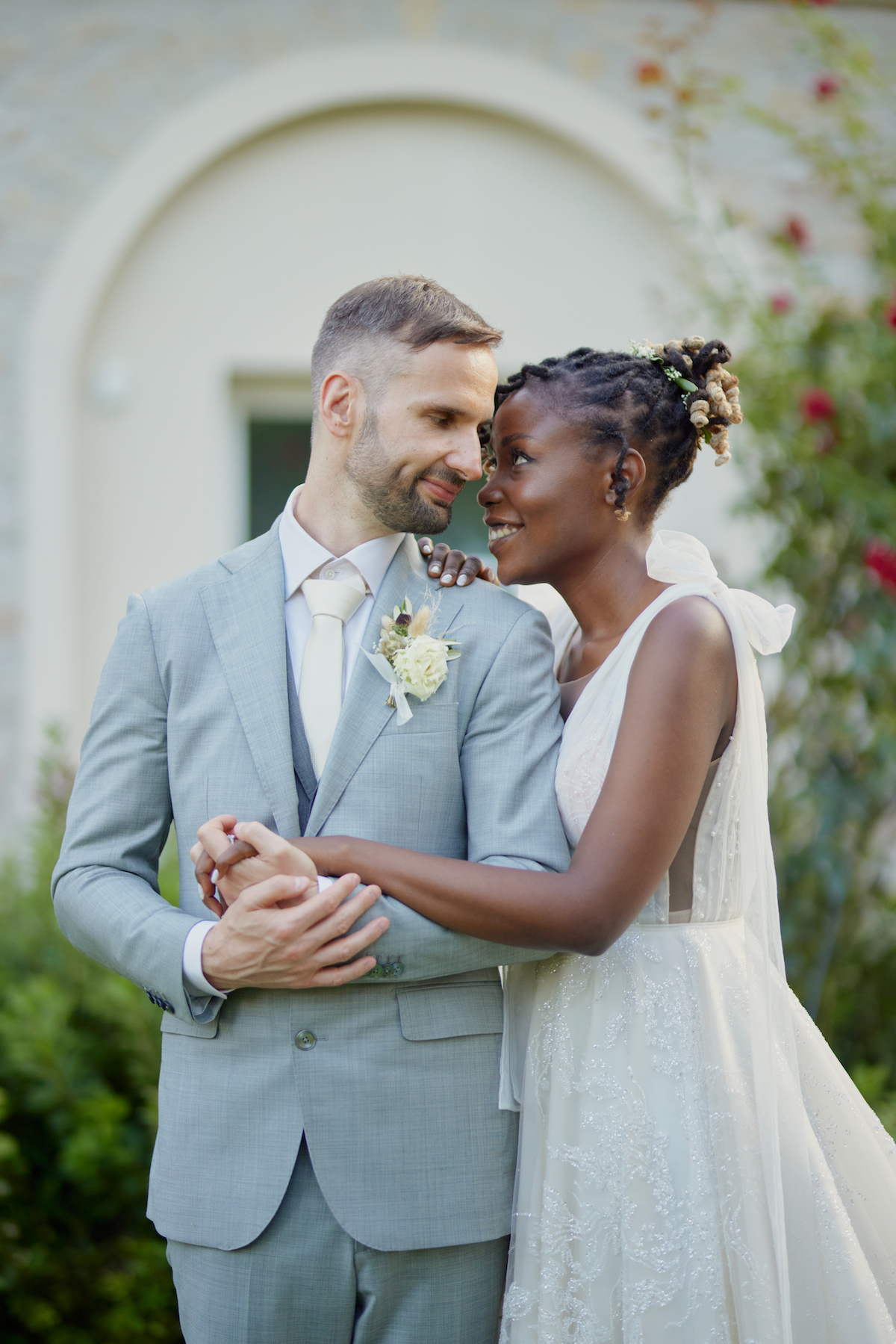 Wanderlust couple, Rumbi and Tom, are back to share all the details from their second white wedding in the Czech Republic! 