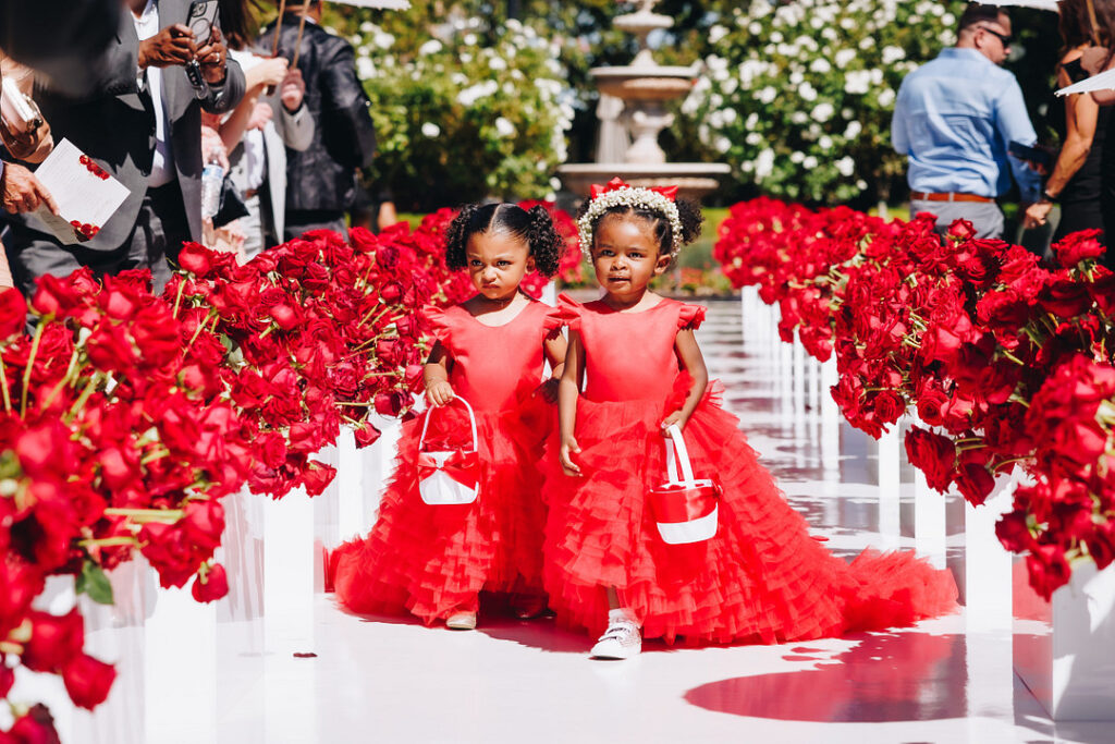 Dayana & Daniel's royal red wedding boasts luscious red florals, adorable flower girls, a dash of Panamá culture, and a decadent black and gold cake.