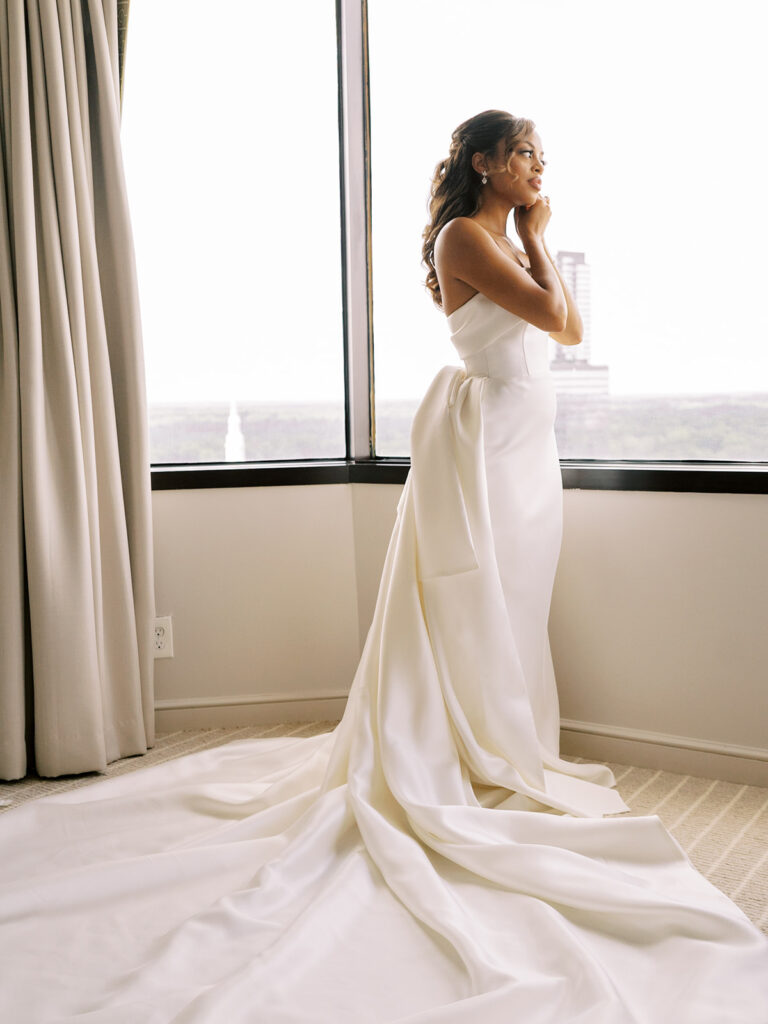 Featured in MunaLuchi Bride Magazine, Issue 28, red and pink florals bloom in this timeless wedding at the Atlanta History Center.