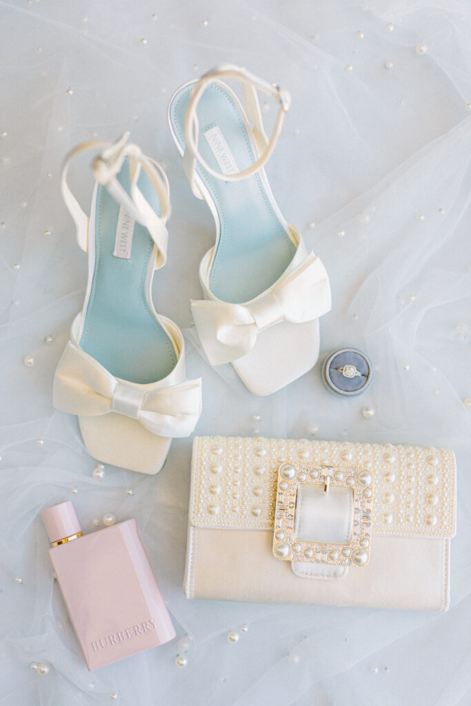 This outdoor luxe Nigerian wedding was a dream in Las Vegas and featured bold accessories, luxe details, and Nigerian culture.