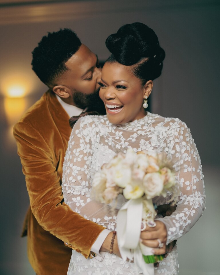 Yvette Nicole Brown Anthony Davis Love Is Worth The Wait Munaluchi Yvette Nicole Brown Wedding Issue 33 REEM 1 768x960 