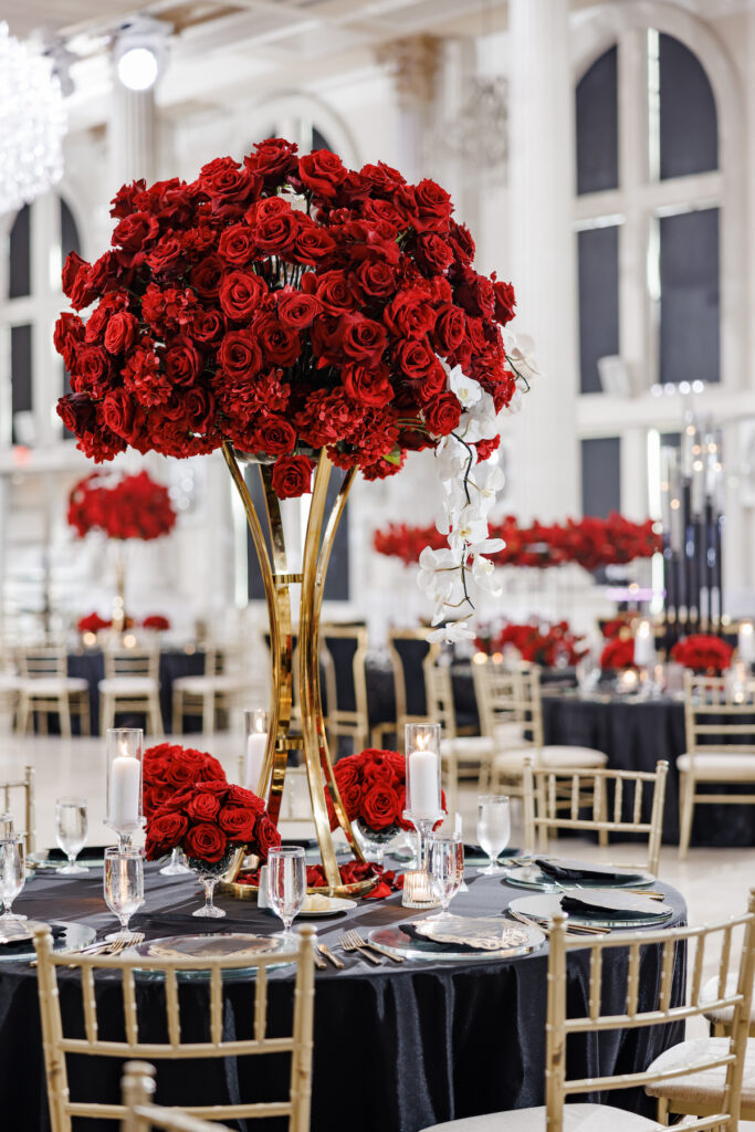 In celebration of the 4th of July, we’re turning up the romance with a theme that’s equal parts patriotic and petal-perfect: Red, White & Bloom.